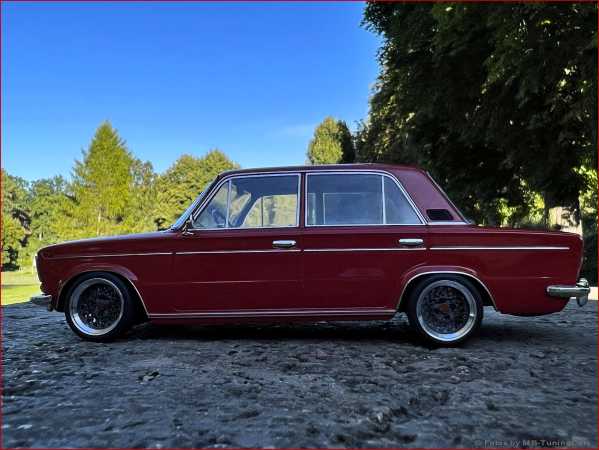 1:18 Lada 2103 / DDR Car - Red.Edition -